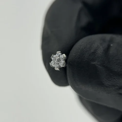 Top de titanio flor y 7 zirconias