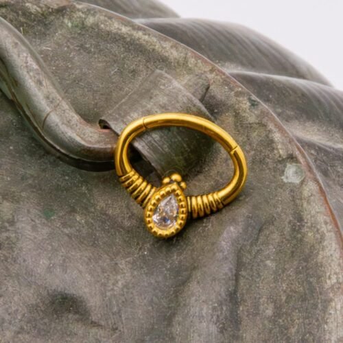 Aro de acero y baño de oro para daith y septum con una circonia